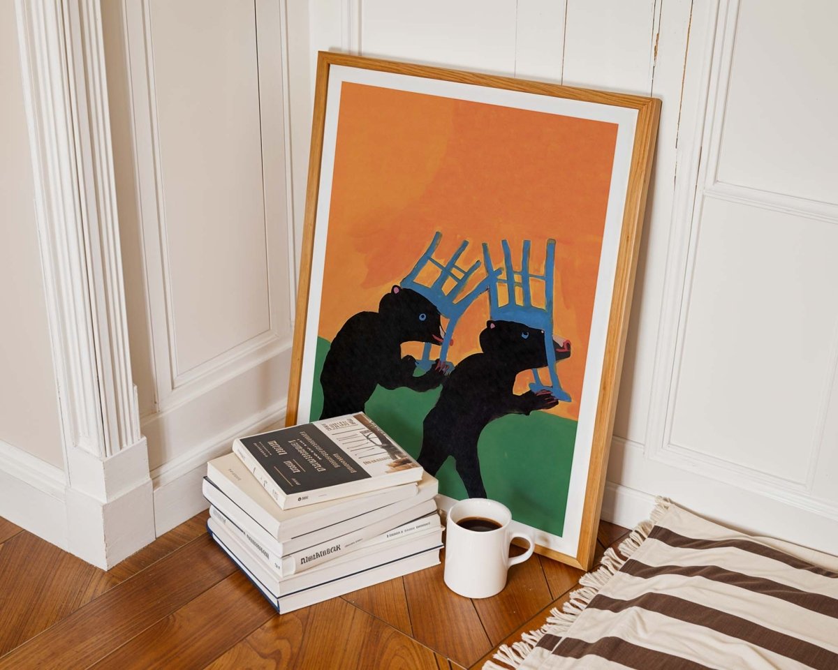 Kunstplakat Stoledans af Thomas Winding, fra Pyh, siger den lille Bamse – humoristisk motiv med bjørne og stole, vist i lys stue